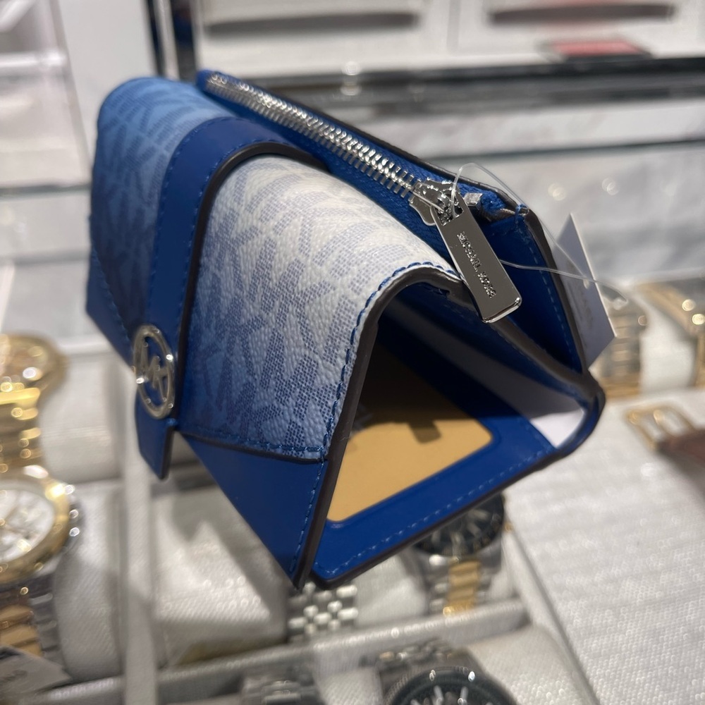 MICHAEL KORS Greenwich Med Ombré Signature Logo Tri-Fold Wallet
Galaxy Blue
NWT - Picture 16 of 16